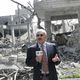 علي عبدالله صالح يلتقط صورا أمام منزله بعد تدميره - فيس بوك