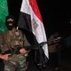 أحد جنود القسام حماس يرفع علم مصر بمظاهرة في غزة ـ ارشيفية