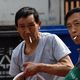 عاملان صينيان يدخنان اثناء العمل في بكين