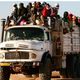 شاحنة تحمل مهاجرين على طريق الصحراء الليبية