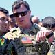 ضابط أمريكى يتحدث مع مقاتل من وحدات حماية الشعب الكردية - أ ف ب