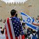 إسرائيلي يرفع العلم الأمريكي قبالة باب العمود في القدس- جيتي