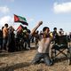 مقعد في غزة يرشق قوات الاحتلال بالحجارة في مسيرة العودة- جيتي
