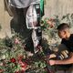 فلسطينيون يضعون الزهور في موقع استشهاد أبو عاقلة- جيتي