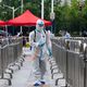 عامل صحة صيني خلال تعقيم مرافق عامة بسبب كورونا- جيتي