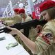 مراهقون يتعلمون على السلاح في موسكو- وكالة أنباء روسيا