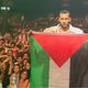 ويجز يحمل العلم الفلسطيني خلال حفل في كندا- إكس