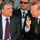 الرئيس التركي رجب طيب اردوغان (يمين) مع الرئيس التركي السابق عبدالله غول - أ ف ب