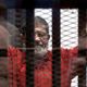 مرسي يظهر بزي الإعدام الأحمر - الأناضول
