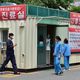 موظفو مستشفى كوري جنوبي يقيمون عيادة لحالات الاصابة بفيروس كورونا في المركز الطبي الوطني في سيول في 