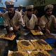 مطبخ عدالة - يوزع الطعام على اهالي دوما في رمضان - الغوطة الشرقية - ريف دمشق سوريا - أ ف ب