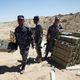 الجيش العراقي يحمل صناديق قنابل الهاون على مشارف الفلوجة