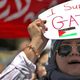 أردنية تحمل لافتة تأييد لغزة في عمان - أ ف ب