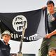 مقاتلون شيعة يقلبون علم تنظيم الدولة في الفوجة - أ ف ب