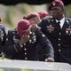 القوات الأمريكية في أفريقيا يبكون على قبر أحد الجنود الذين قتلوا في كمين - جيتي