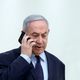 نتنياهو يحمل هاتف ذكي- صحيفة إسرائيل اليوم
