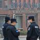 عناصر أمن صينيون أمام مختبر ووهان للفيروسات- جيتي