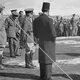 النشاشيبي خلال وقوفه مع الضباط البريطانيين في لقاء مع مخاتير بعض القرى- الموسوعة التفاعلية الفلسطينية