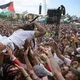 مغني الراب بوب فيلان- مرفوع على أكف الجماهير مهرجان غلاستونبري بريطانيا فلسطين- جيتي
