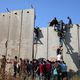 فلسطينيون يتسلقون الجدار العازل للصلاة في الاقصى الجمعة 16 رمضان 2015