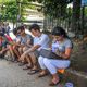 كوبيون يستخدمون هواتفهم الذكية في هافانا في 2 تموز/يوليو 2015