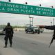 عناصر من الشرطة الفدرالية المكسيكية على الشارع المؤدي الى مدينة ماتاماروس بولاية تاماوليباس