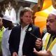 إمام المسجد خلال تلقينه الصحفي الشهادتين- يوتيوب