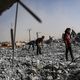 سوريون يمشطون ركام بيوتهم على مشارف الرقة - أ ف ب