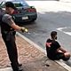 شرطي يصعق شابا اعزل في امريكا
