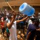شبان متظاهرون في السودان- جيتي