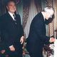 جون ميجر يصافح الملك فهد وفي الصورة جورج بوش - أ ف ب