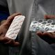 رجل يحمل أقراص كلوروكين وهيدروكسي كلوروكين في معهد طبي في مرسيليا في 26 شباط/فبراير 2020