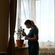 أولغا كورسونوفا وهي أم بديلة في سن 27 عاما، داخل شقتها المستأجرة في كييف في 4 حزيران/يونيو 2020
