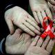 العلاجات التي تُسمّى مضادات الفيروسات القهقرية، تمنع تكاثر فيروس نقص المناعة البشرية في الجسم، لكنها