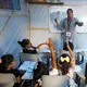 معلمة متطوعة لتدريس طلبة غزة في مخيمات النزوح- الأناضول