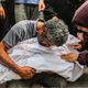أب فلسطيني يحضن جثمان طفله الشهيد- الأناضول