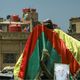 أحد المقاتلين الدروز في السويداء يقف أمام الراية الدينية للطائفة- جيتي