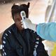 قياس حرارة فتاة يشتبه في اصابتها بمرض ايبولا في مستشفى حكومي في كينيما في سيراليون في 17 اب/اغسطس 20