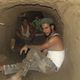 مقاتلون سوريون خلال حفرهم لاحد الأنفاق في حلب - فيس بوك