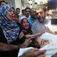 عائلة طفلة شهيدة بغزة في النظرة الأخيرة عليها قبل دفنها - الأناضول