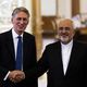 وزير الخارجية البريطاني فيليب هاموند ووزير الخارجية الإيراني جواد ظريف في طهران ـ أ ف ب