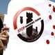 يمنية تحمل شعارا خلال الاحتجاجات على الحرب أمام مقر الأمم المتحدة في صنعاء