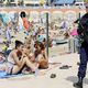 شرطة فرنسية على الشواطئ فرنسية تراقب منع البوركيني- أ ف ب