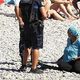 الشرطة الفرنسية أجبرت سيدة مسلمة على نزع ثيابها على الشاطئ- تويتر