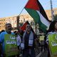 ناشط من فلسطينيي الداخل يرفع العلم الفلسطيني في تل أبيب- جيتي