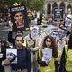 نشطاء حقوقيون في فرنسا يرفعون صور معتقلي رأي في السعودية- جيتي