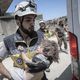 عامل إنقاذ ينقذ طفلا من تحت الأنقاض في منطقة أريحا في إدلب - جيتي