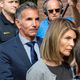 لوري لافلين وزوجها موسيمو جانولي بعد جلسة في محكمة بوسطن الفدرالية في 27 آب/أغسطس 2019