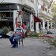 لبناني يجلس وسط الدمار في بيروت- جيتي