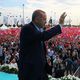 أردوغان يحيي أنصاره  (الأناضول)